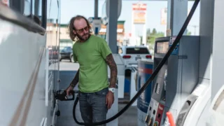 Podvod s&nbsp;alobalem na samoobslužných pumpách (2026): Ve Francii zloději tankovali na cizí karty, PIN nepotřebovali