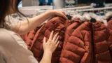 Nejhorší podzimní bundy pro rok 2026: Stylisté odepisují oversized střih, krátké péřovky i&nbsp;klasický křivák
