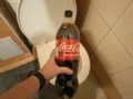 Coca-Cola na vodní kámen v&nbsp;záchodě (Test 2026): Mírné usazeniny uvolní, na pravidelný úklid je lepší WC gel