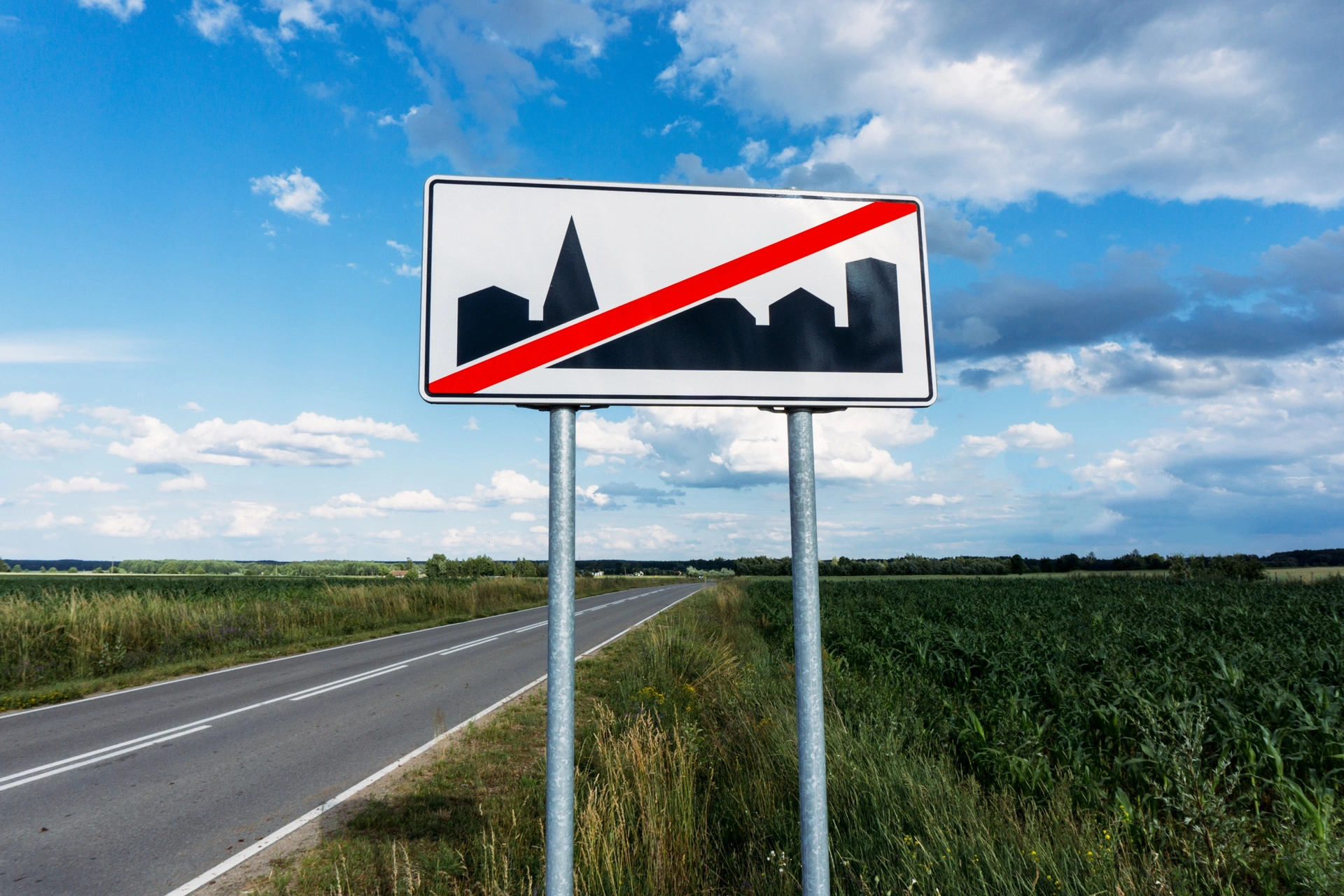 Polská značka konce obce u obousměrné silnice mezi poli