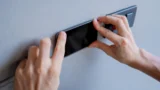 Kutilský trik s&nbsp;mobilem (2026): Aplikace zdarma z&nbsp;něj za pár minut udělá detektor kovů na šroubky i&nbsp;hřebíky