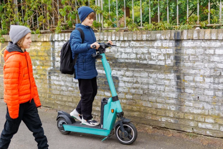 Elektrokoloběžky ve Španělsku od října 2026: Děti mladší 15 let za řídítka nesmí, dospělí potřebují novou výbavu