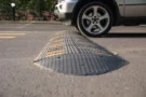 Špatně postavený retardér zničil řidiči auto: Soudil se 9 let, nakonec dostal jen polovinu škody