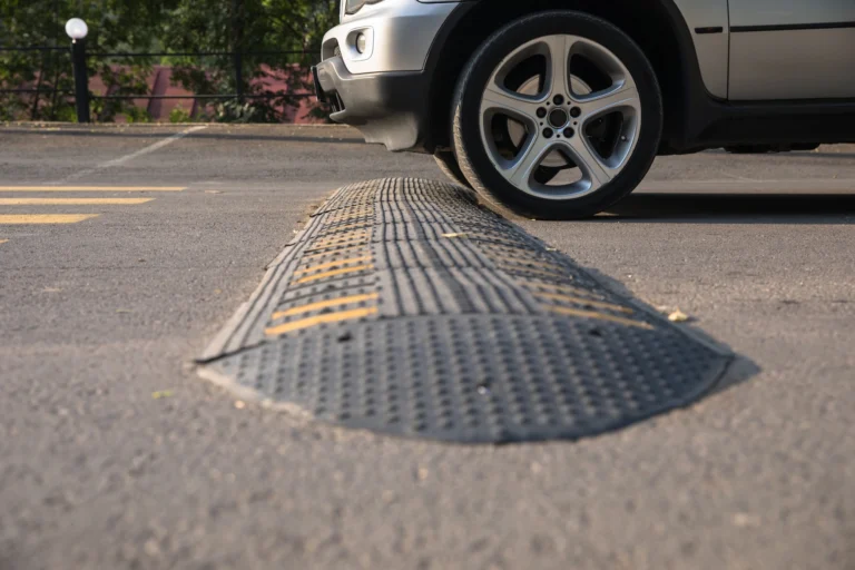 Špatně postavený retardér zničil řidiči auto: Soudil se 9 let, nakonec dostal jen polovinu škody