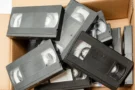 Staré videokazety v&nbsp;komoře (2026): Jestli mají cenu, prozradí už obal. Na bazaru se draží i&nbsp;za 400 tisíc