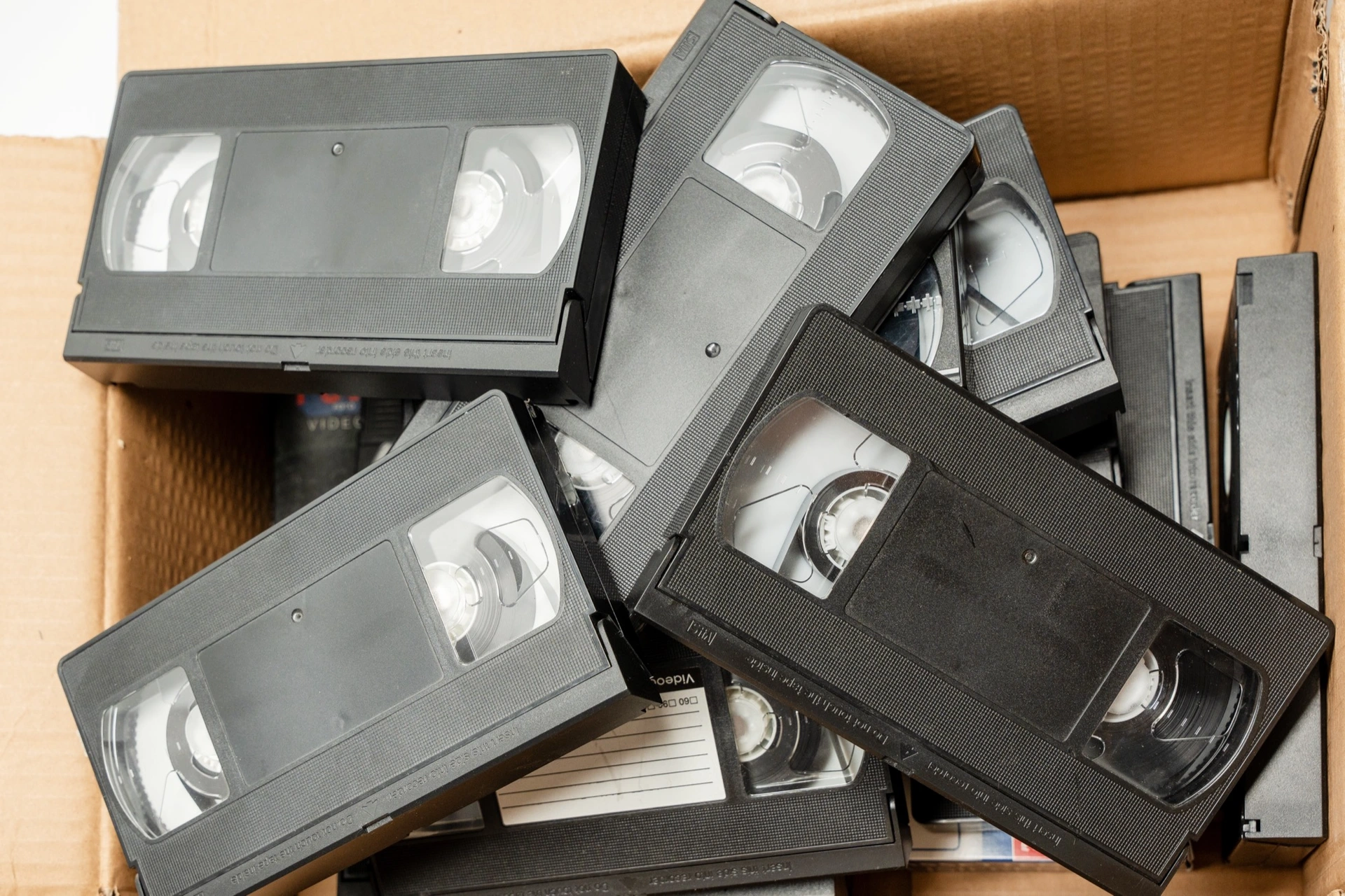 Staré videokazety v&nbsp;komoře (2026): Jestli mají cenu, prozradí už obal. Na bazaru se draží i&nbsp;za 400 tisíc