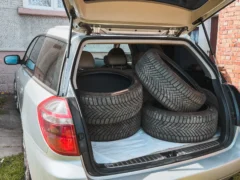 Celoroční vs. zimní pneumatiky (2026): Průměrné české auto si podle mě vystačí s&nbsp;jednou sadou. Skoro nic nenajedeme
