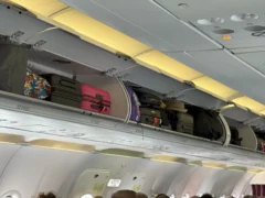 Aerolinky i&nbsp;letušky si stěžují na nový trik cestujících: Každý 6. dává kufr hned po nástupu, jednoho po hádce vykázali