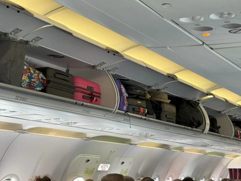 Aerolinky i&nbsp;letušky si stěžují na nový trik cestujících: Každý 6. dává kufr hned po nástupu, jednoho po hádce vykázali