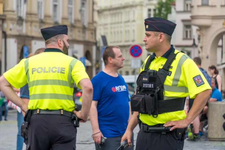 Ministr to potvrdil: Hasiči a&nbsp;policisti dostanou od roku 2027&nbsp;až 8&nbsp;700&nbsp;Kč&nbsp;měsíčně navíc. Přidávat se bude 3 roky po sobě