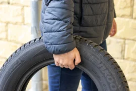 Nejlepší zimní pneumatiky dle testů 2026: Za necelé 2&nbsp;000&nbsp;Kč&nbsp;skončily na stupních vítězů. Obě jsou z&nbsp;Koreje