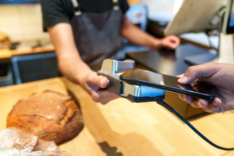 Ani Visa, ani Mastercard (2026): Okamžité platby míří do obchodů. Češi se radují, banky se brání
