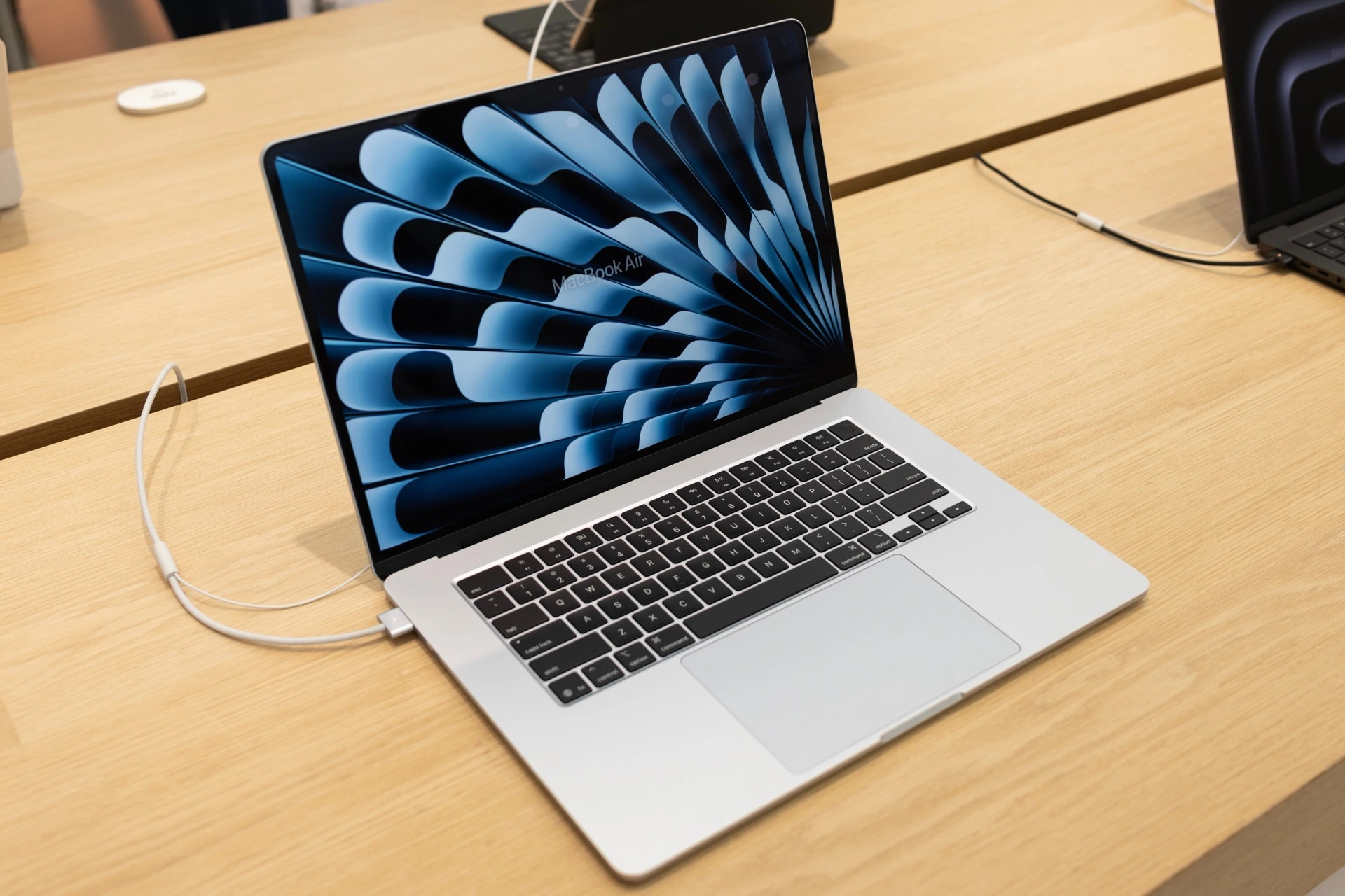 Spočítal jsem pronájem vs. koupě MacBooku (2026). Nejlevnější nabídka za 549&nbsp;Kč&nbsp;měsíčně vyjde dráž než koupě a&nbsp;prodej