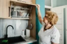 Češi vyhazují odkapávače z&nbsp;linky: Finové mají odkapávací skříňky, v&nbsp;Česku to pořídíte od 335&nbsp;Kč, našli jsme je