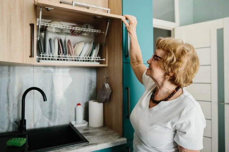 Češi vyhazují odkapávače z&nbsp;linky: Finové mají odkapávací skříňky, v&nbsp;Česku to pořídíte od 335&nbsp;Kč, našli jsme je