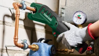 Parkside jde do instalatérského nářadí: Aku řezačka trubek stojí 1&nbsp;999&nbsp;Kč, srovnali jsme ji s&nbsp;profi Milwaukee