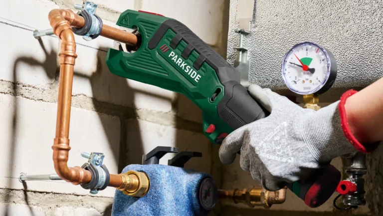 Parkside jde do instalatérského nářadí: Aku řezačka trubek stojí 1&nbsp;999&nbsp;Kč, srovnali jsme ji s&nbsp;profi Milwaukee