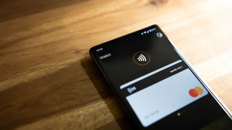 Google upravil zobrazení karet v&nbsp;Peněžence (2026): Balíček připomíná Apple Wallet, výběr karty má krok navíc