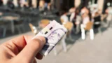 Placení v&nbsp;hotovosti se mění: Brusel od roku 2027 zavádí nové pravidlo, platbu nad 240 tisíc už obchodníci nepřijmou