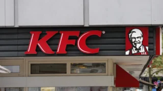 Pepsi po 40 letech prohrála souboj o&nbsp;americké KFC: Do jara ji tam ve 3&nbsp;718 restauracích nahradí Coca-Cola