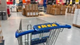 IKEA představila chytrý budík 4&nbsp;v&nbsp;1: Za 700&nbsp;Kč&nbsp;nabije mobil i&nbsp;změří vlhkost, srovnali jsme ho se 3 konkurenty