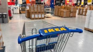 IKEA představila chytrý budík 4&nbsp;v&nbsp;1: Za 700&nbsp;Kč&nbsp;nabije mobil i&nbsp;změří vlhkost, srovnali jsme ho se 3 konkurenty