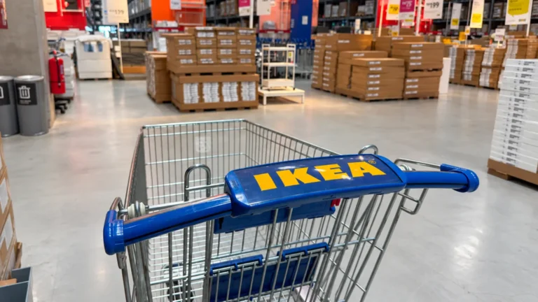IKEA představila chytrý budík 4&nbsp;v&nbsp;1: Za 700&nbsp;Kč&nbsp;nabije mobil i&nbsp;změří vlhkost, srovnali jsme ho se 3 konkurenty