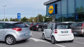 Pravidla na parkovišti u&nbsp;supermarketu (2026): Mezi stáními platí přednost zprava, za chybu hrozí pokuta až 10&nbsp;000&nbsp;Kč