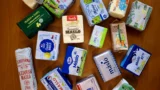 Nový mega test 18 másel (říjen 2026): Vítězí Miil z&nbsp;Rohlíku s&nbsp;93&nbsp;%, drahé bio z&nbsp;Billy skončilo poslední