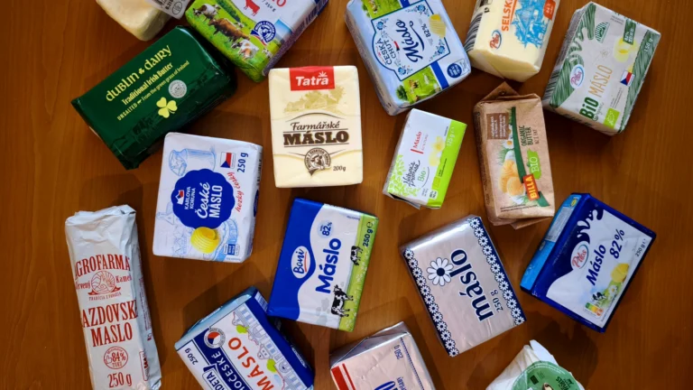 Nový mega test 18 másel (říjen 2026): Vítězí Miil z&nbsp;Rohlíku s&nbsp;93&nbsp;%, drahé bio z&nbsp;Billy skončilo poslední