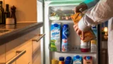 Chyba, kvůli které mléko zkysne dřív: Před ukládáním do dvířek varují i&nbsp;někteří výrobci, bývá tam až 15&nbsp;°C