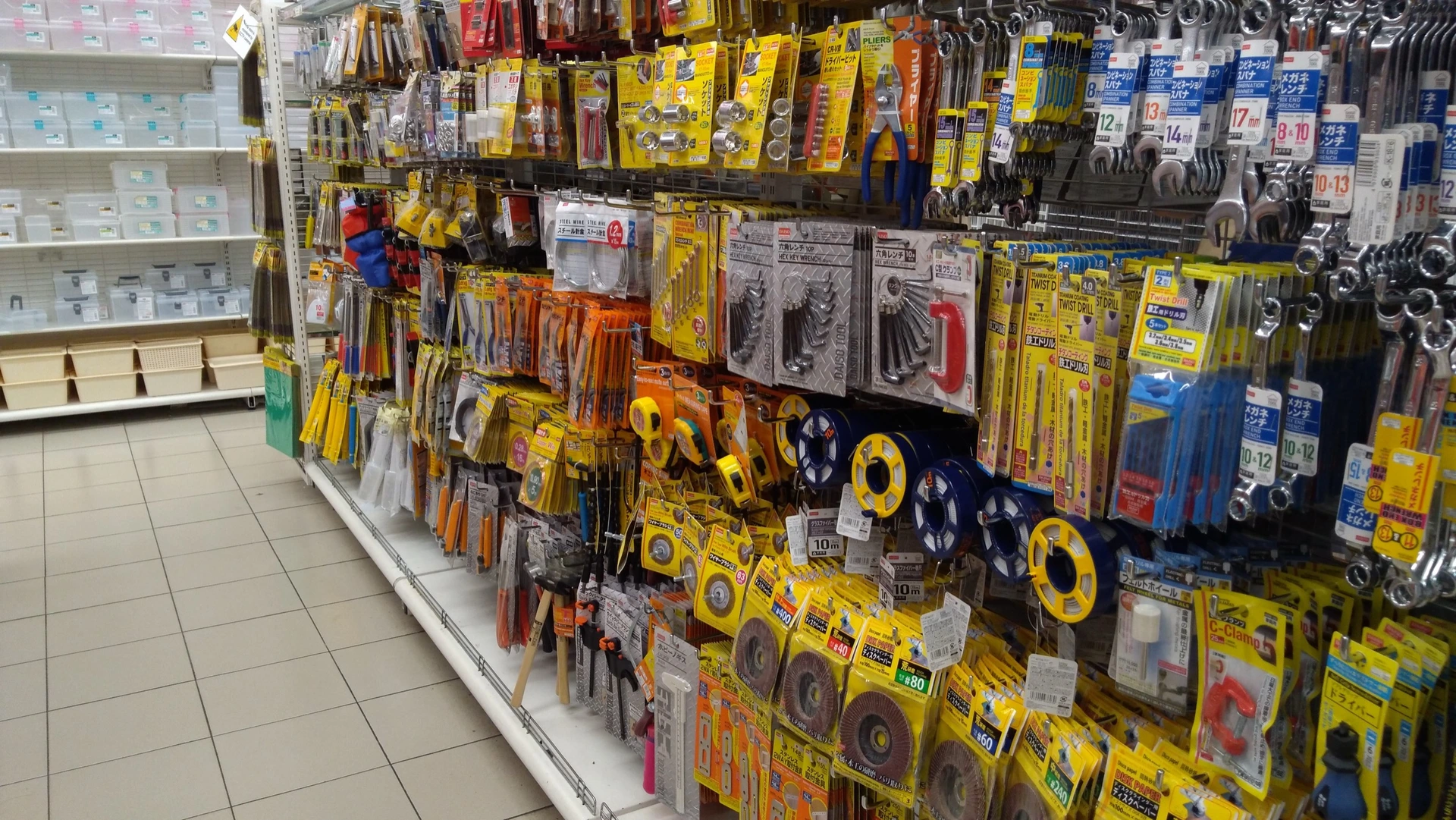 Stěna se šroubováky, klíči a dalším ručním nářadím v prodejně MR.DIY