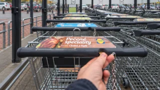 Nemáte desetikorunu na vozík? Supermarkety vám tají 1 trik, místo mince můžete použít obyčejný klíč