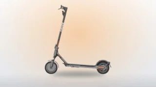 Tahle elektrokoloběžka váží necelých 16&nbsp;kg&nbsp;a&nbsp;s&nbsp;kódem stojí na Alze pod 4&nbsp;500&nbsp;Kč. Takhle levná ještě nebyla