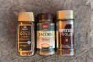 3 nejlepší Gold instantní kávy (Slepý test 2026): Vítězí Nescafé, překvapila i&nbsp;levná káva z&nbsp;Lidlu
