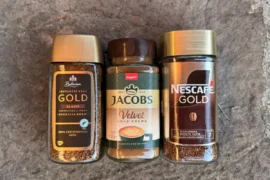 3 nejlepší Gold instantní kávy (Slepý test 2026): Vítězí Nescafé, překvapila i&nbsp;levná káva z&nbsp;Lidlu