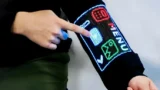 Dotykový displej přímo v&nbsp;rukávu: Prototyp ze Singapuru přehraje video a&nbsp;změří teplotu, přežije klidně 50 praní
