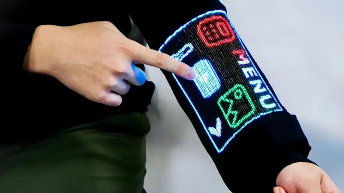 Dotykový displej přímo v&nbsp;rukávu: Prototyp ze Singapuru přehraje video a&nbsp;změří teplotu, přežije klidně 50 praní