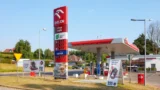 Orlen zkouší na dálničních stanicích nové služby (2026): Řidiči si tu vyperou prádlo i&nbsp;koupí pizzu z&nbsp;automatu