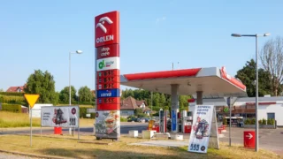 Orlen zkouší na dálničních stanicích nové služby (2026): Řidiči si tu vyperou prádlo i&nbsp;koupí pizzu z&nbsp;automatu
