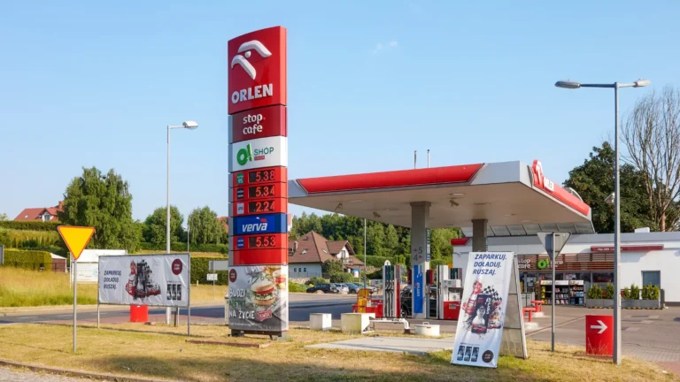 Orlen zkouší na dálničních stanicích nové služby (2026): Řidiči si tu vyperou prádlo i&nbsp;koupí pizzu z&nbsp;automatu