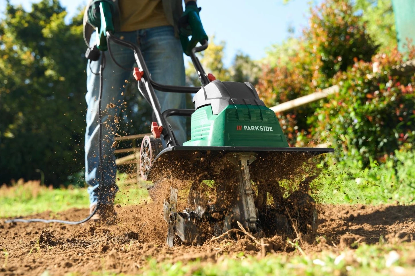 Elektrický kultivátor Parkside PEBH 1500 B2 při kypření záhonu