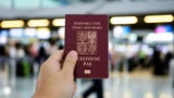 Cestující si na letištích začali obalovat pasy alobalem (2026): Bojí se zlodějů dat, odborníci mluví o&nbsp;nesmyslu