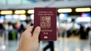 Cestující si na letištích začali obalovat pasy alobalem (2026): Bojí se zlodějů dat, odborníci mluví o&nbsp;nesmyslu