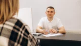 „Kolik jste vydělával?“ Na tuto otázku se firmy od roku 2027 nesmějí zeptat, hrozit má pokuta až 200&nbsp;000&nbsp;Kč