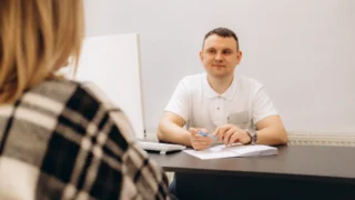 „Kolik jste vydělával?“ Na tuto otázku se firmy od roku 2027 nesmějí zeptat, hrozit má pokuta až 200&nbsp;000&nbsp;Kč