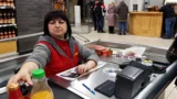 Mzdy prodavaček napříč řetězci (2026): Globus láká na 13. plat, Lidl dává 36&nbsp;500&nbsp;Kč&nbsp;hned od nástupu