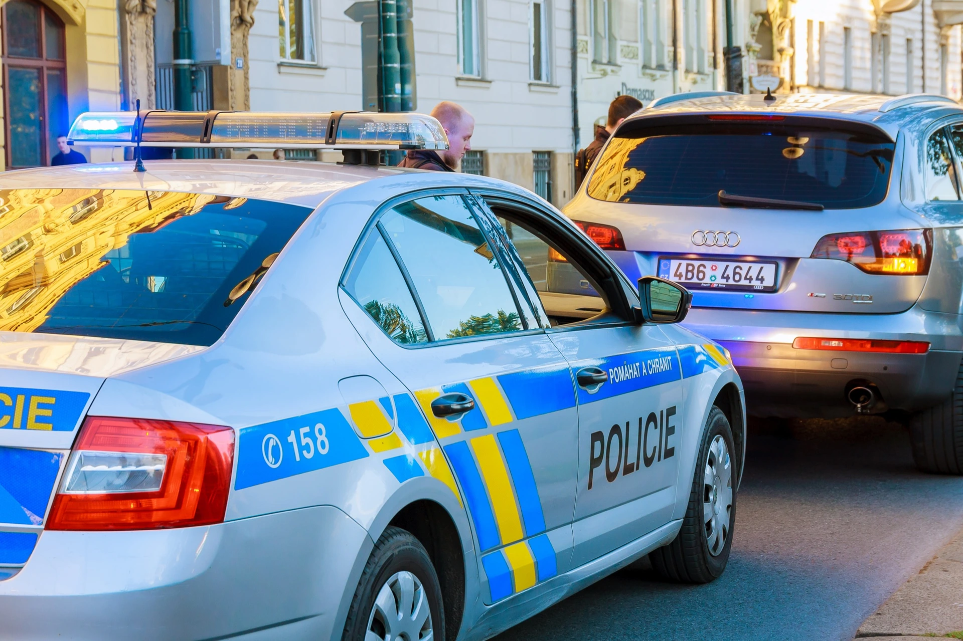 Česká policejní Škoda Octavia zastavila osobní auto v Praze