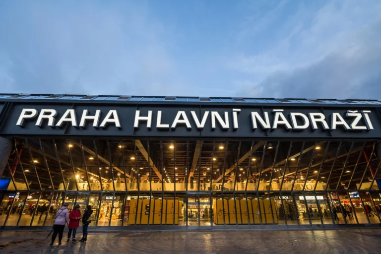 Nejhorší ulice v&nbsp;Praze 2026 dle Novinek: Wilsonova vede se 617 násilnými činy, policie ale napočítala jen 161