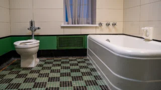 Retro koupelny ze socialismu jsou zpět (2026): Vrací se barevná sanita, malé kachličky i&nbsp;bordury, jen v&nbsp;jiném podání